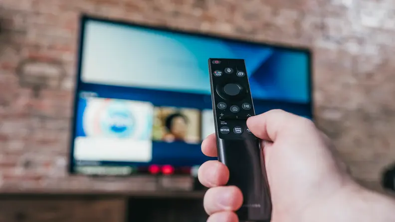 The Samsung QN85A and its remote control