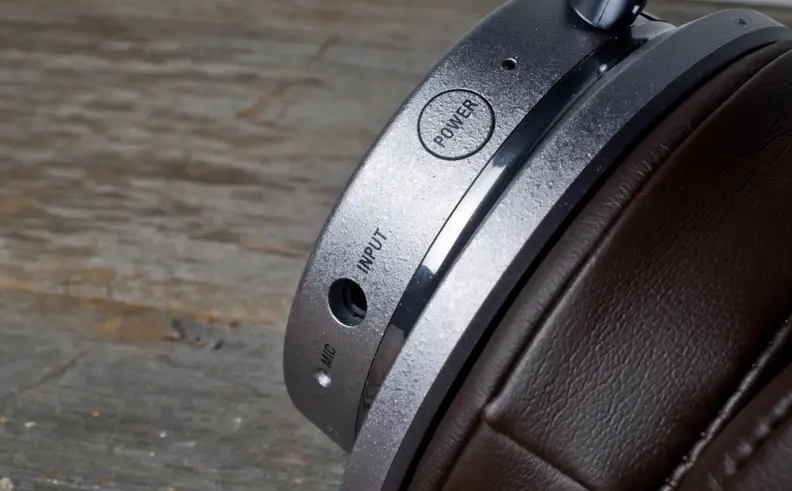 The right earcup has a single button to power on the wireless and the input port for the audio cable.