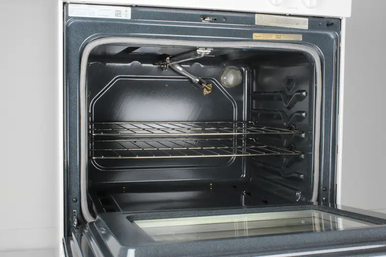 The Amana AGR5630BDW cavity