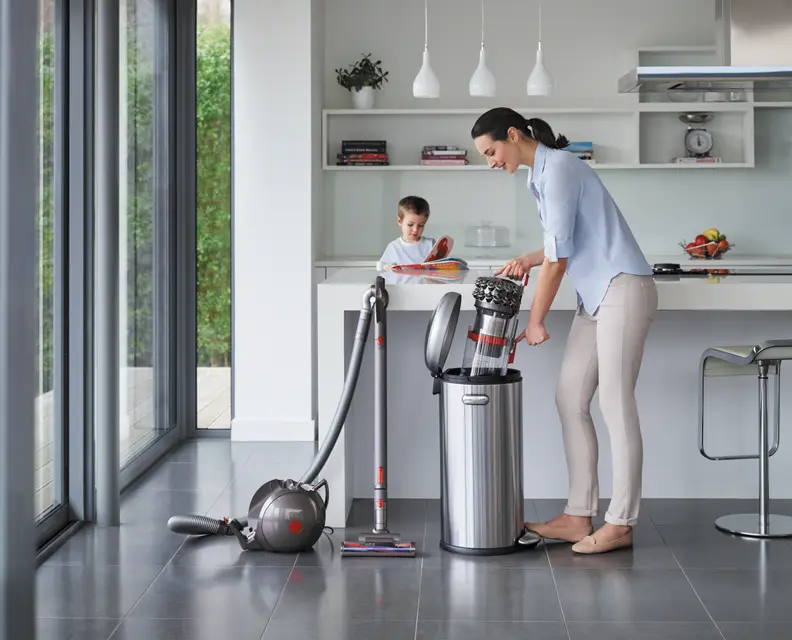 Emptying the dust bin never requires you to touch anything unpleasant.