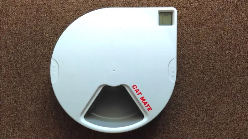 When the cover is on the Cat Mate C500, it is nearly impossible for pets to access any food that isn't available in the food slot.