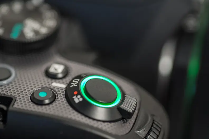 A photo of the Pentax K-S2's indicator light.