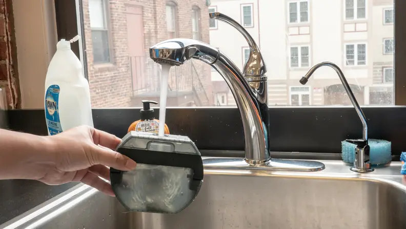 The water tank is easy to remove and fill.