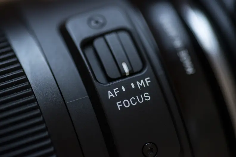 Just like first-party rivals, the Sigma 30mm f/1.4 includes a focus mode switch on the lens body.