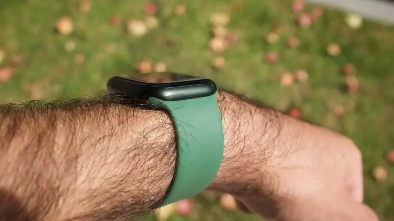 A shot of the Apple Watch's profile, where the green tint is only visible in direct sunlight. In darker lighting, the green model looks black.
