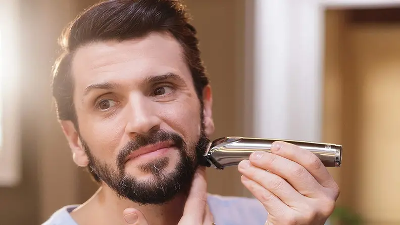An image of a man using a Wahl razor on his beard.