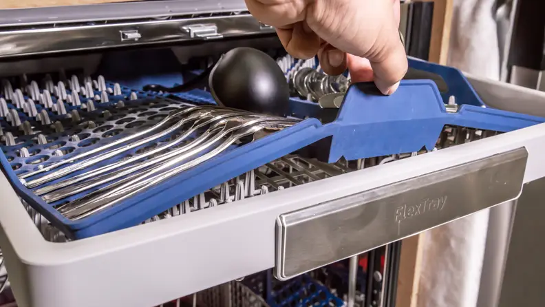 The flex tray of the Samsung DW80M9960US allows you to fill up the third rack on your terms.