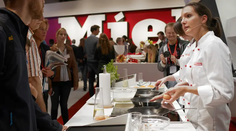 A chef cooks on a Miele TempControl cooktop at IFA 2015.