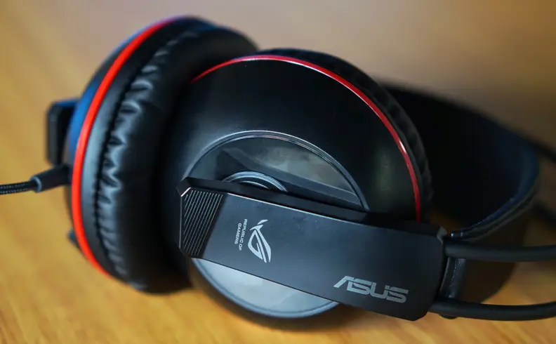 The earcups are large enough to completely encase your ears.