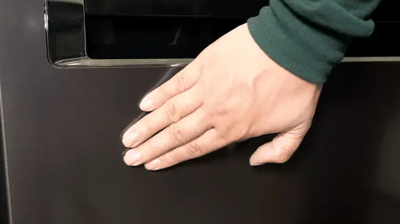 A short animation wherein a hand reaches in to frame and wipes across the front of the KitchenAid KDPM804KBS dishwasher. It doesn't create any streaks or smudges.