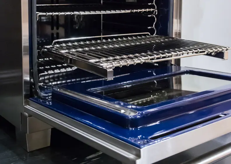 Oven cavity with gliding rack