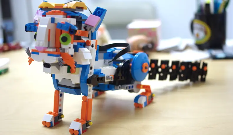 The cat model from the LEGO BOOST kit