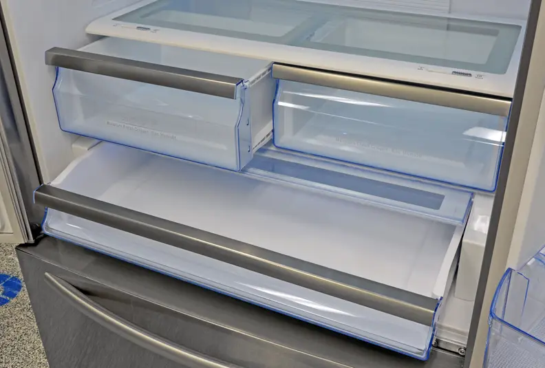 All the drawers in the Hisense RF20N6ASE look fine, but had a habit of swiveling off track when we went to shut them.