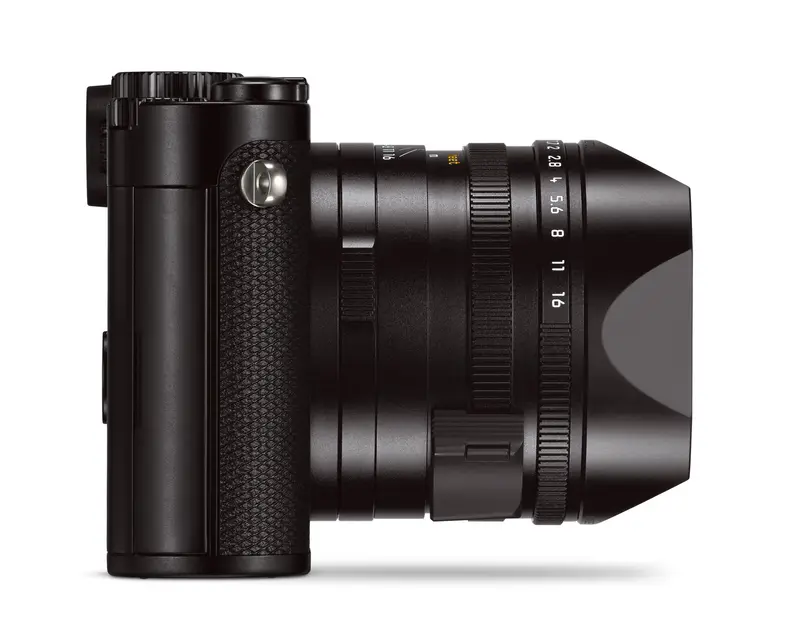 With the hood attached the fixed 28mm lens extends quite a bit out from the Leica Q's body.