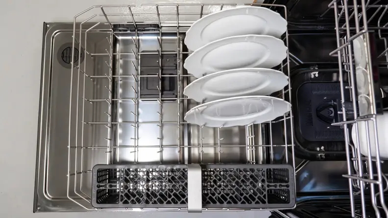 The KDTM404KPS can hold up to 16 place settings.