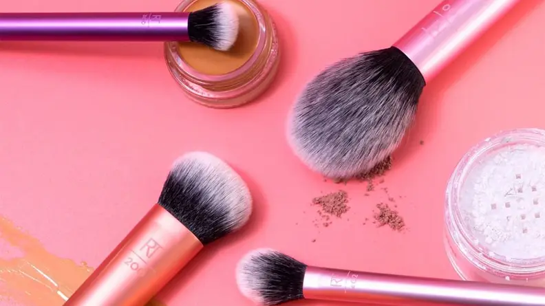 The Real Techniques Everyday Essentials makeup brush set.