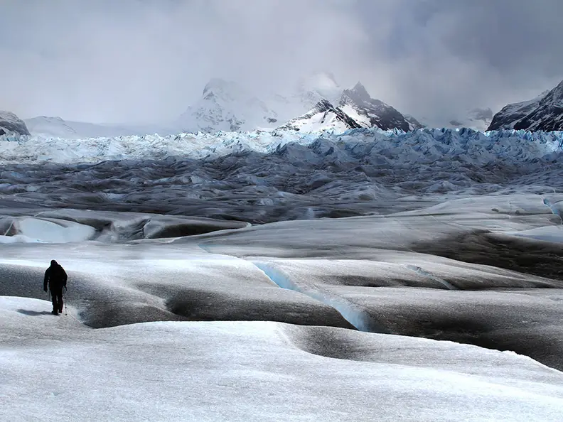 Julio Lucas's photo of a man walking towards a shrouded mountain range won the IPPA's photo of the year award. [Credit: Julio Lucas/IPPA]