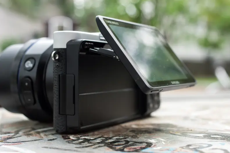 The rear LCD is extremely flexible, allowing users to avoid glare and shoot unique angles with ease.