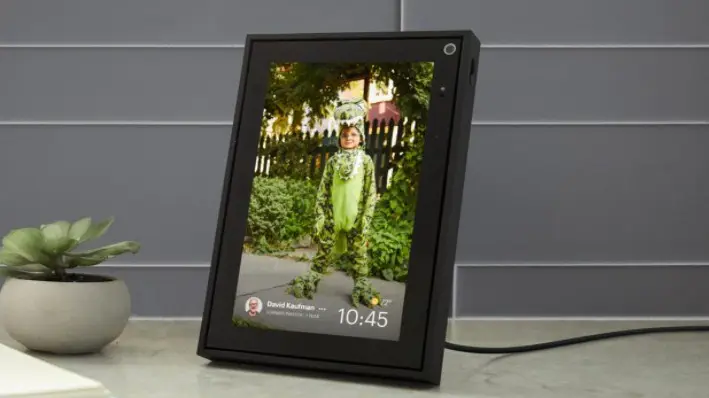 Facebook Portal displaying photo in portrait orientation