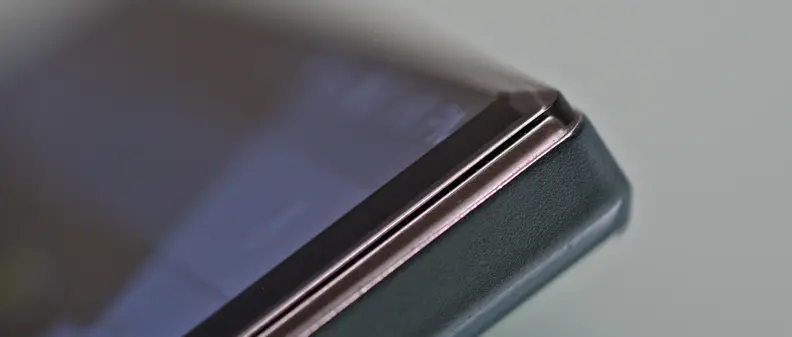 A photo of the Sharp Aquos Crystal's screen chamfering.