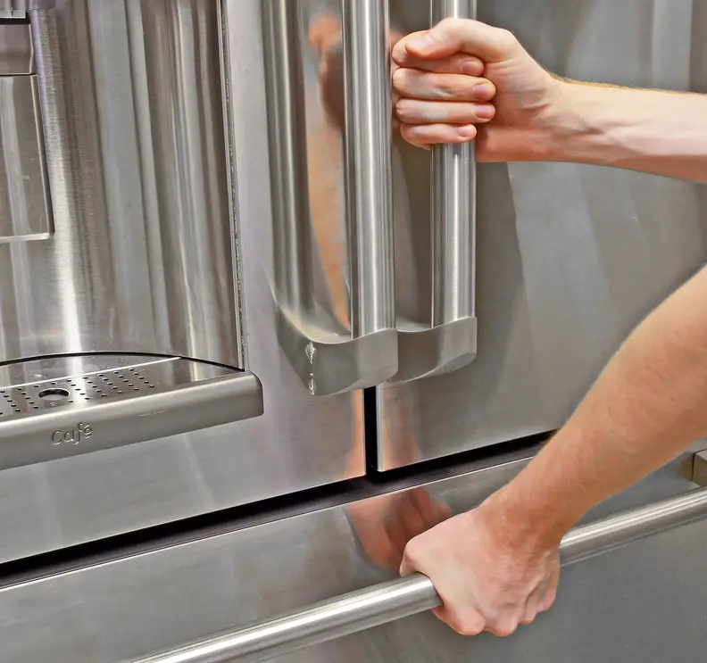 The GE Cafe CFE28TSHSS's handles are sturdy, but have an oddly textured feel to them.