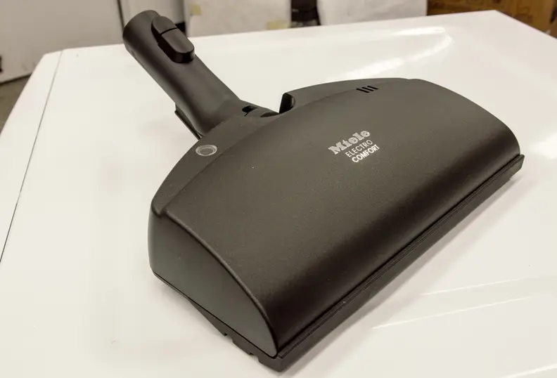 The Titan comes with a SEB217-3 powered brush head. Its powerful suction did well on normal and high-pile carpet.