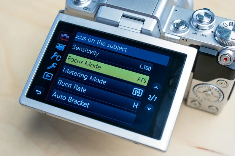 Panasonic DMC−GF7 DMC-GF7W-S Panasonic reveals Lumix DMC-GF7 with tilting LCD: DPReview