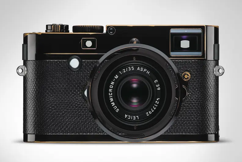 Like other recent Leica digital models, the Correspondent ditches the traditional red dot.