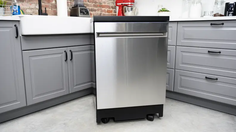 The GE GPT225SSLSS not only cleans dishes will, but it also provides counter space.