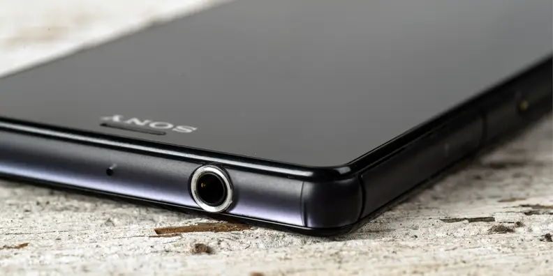 A photograph of the Sony Xperia Z3 Compact's headphone jack.