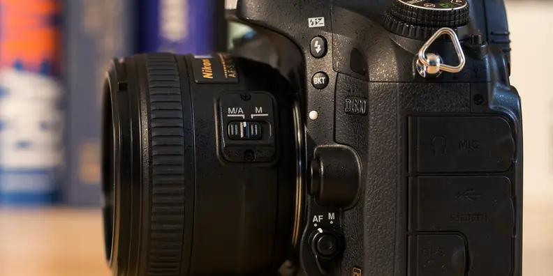 The small focus ring is clearly an afterthought—not a surprise in the age of autofocus.