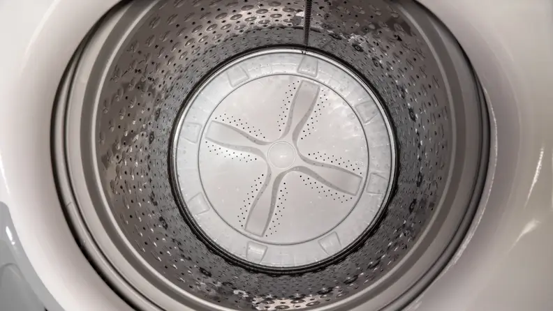 The lack of a pole agitator means you get to use more of the 4.8-cu.-ft. interior.