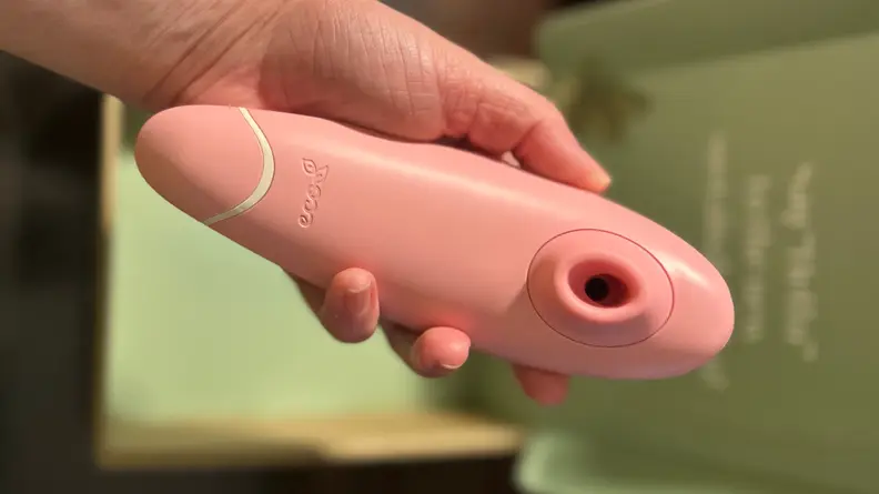 Hand holding the womanizer premium eco