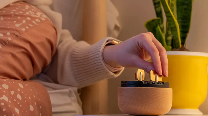 hand turning gold keys on the Morphee