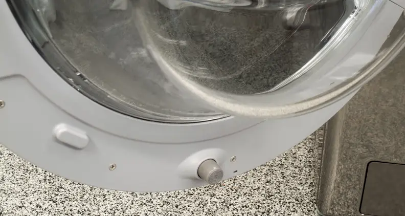 A magnetic stopper lets you keep the door ajar to help prevent mold growth.