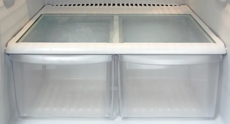 The Frigidaire FFTR1514QW's lackluster crispers are devoid of any humidity adjustor.