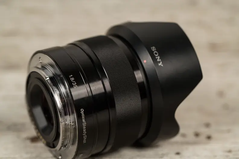 The lens features an extremely minimalist design, with the focus-by-wire ring serving as the only physical control.