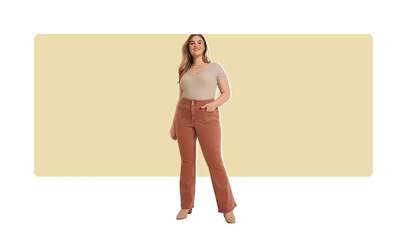 A model wearing brown flare jeans with a beige T-shirt.
