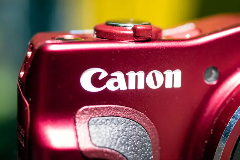 The SX700 HS resembles other previous Canon travel zooms, with similar styling and details.