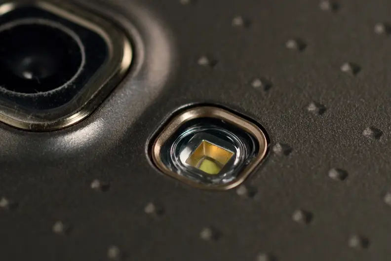 A photograph of the Samsung Galaxy Tab S 8.4's LED.