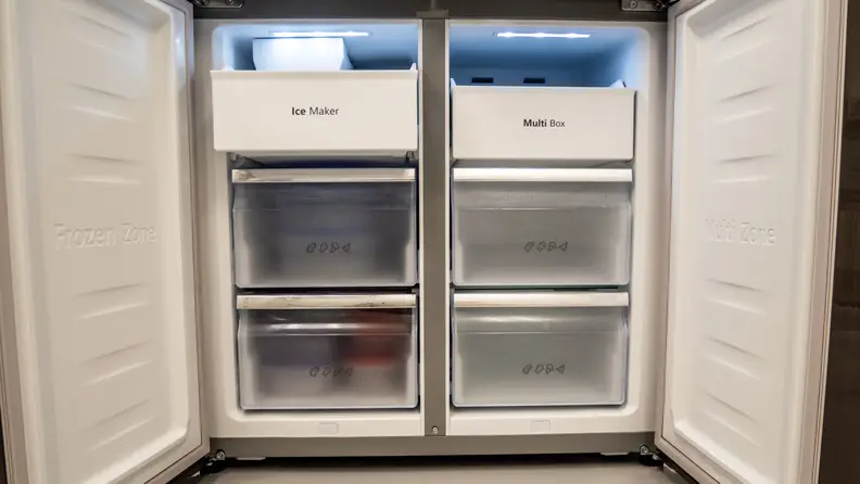 The freezer of the Hisense HQD20058SV consists of two columns, with  three drawers each.