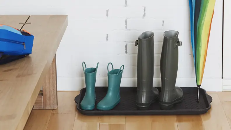 You can simply rinse this boot tray off when it gets dirty.