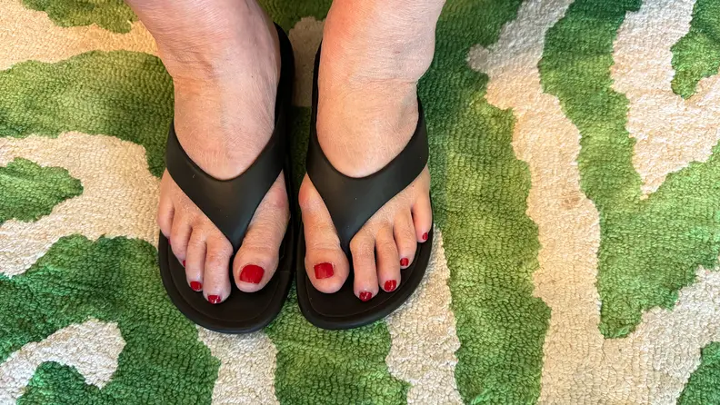 A tester wears Aetrex Maui sandals on her feet