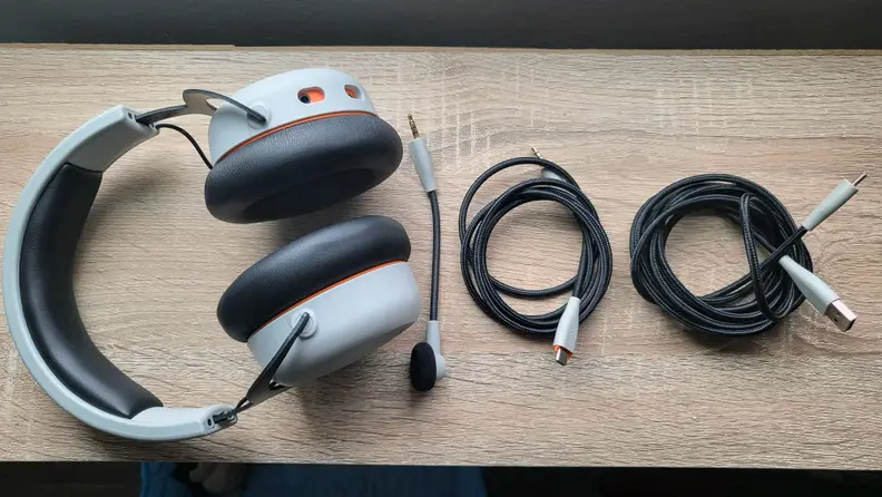 The Beyerdynamic MMX 150 with its microphone and USB cables