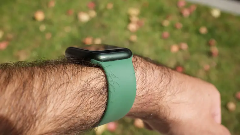 A shot of the Apple Watch's profile, where the green tint is only visible in direct sunlight. In darker lighting, the green model looks black.