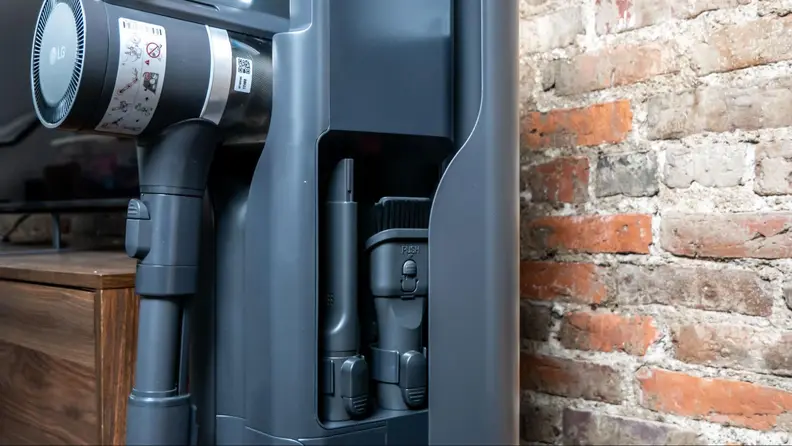 The Crevice and Combination tool of the LG Cordzero A949KTMS stored in the charging stand.