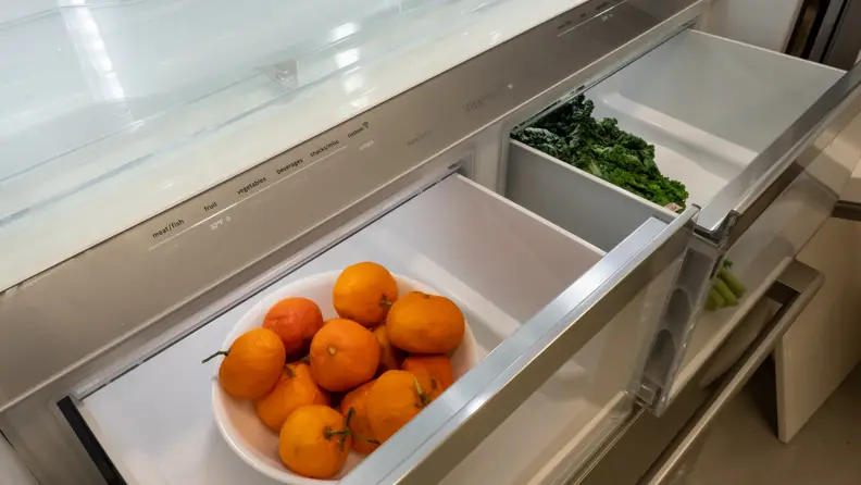 The open crisper drawers of the Bosch B36CT80SNS fridge.