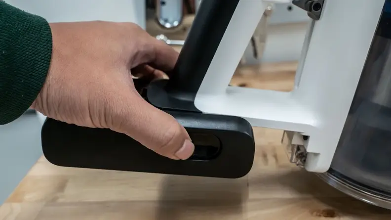 The battery of the Tineco Pure One S15 Pet is being removed.