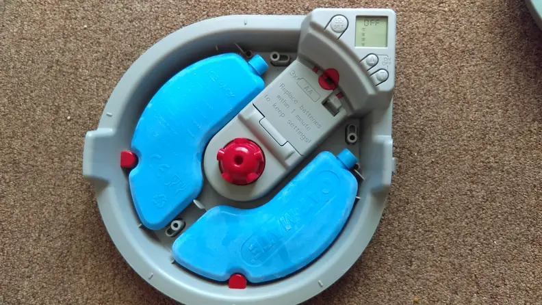 The bottom part of the Cat Mate C500 automatic feeder includes slots for two ice packs that makes it possible to use the feeder with wet food as well as dry food.