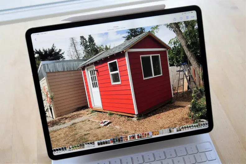 A photo of the Apple iPad Pro's display.